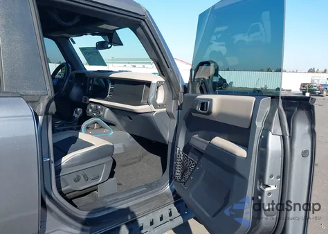 2023 Ford Bronco Wildtrak z USA, uszkodzony, nr VIN 1FMEE5DP3PLB31570